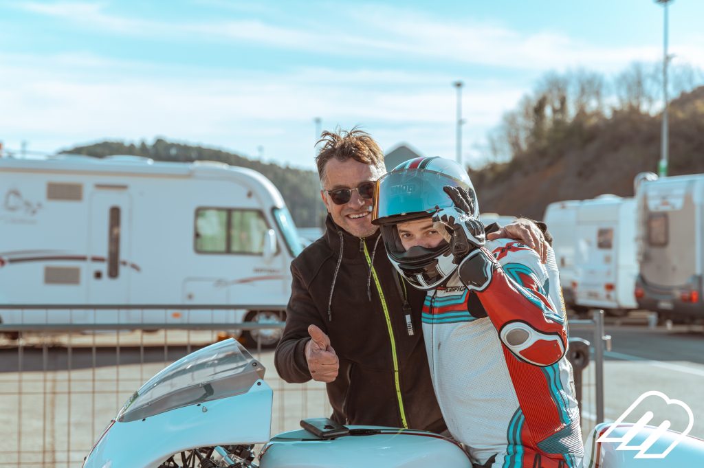 thierry avec un pilote de moto 2 temps